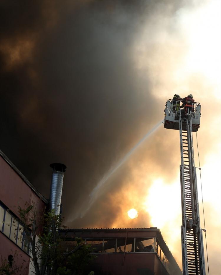<p>İstanbul Davutpaşa'da bir kumaş ve iplik fabrikasında yangın çıktı. Kısa sürede bütün fabrika binasını saran yangını söndürmek için çok sayıda itfaiye ekibi sevk edildi. Ekiplerin, büyüyen yangını söndürme çalışmaları devam ediyor.</p>

<p> </p>
