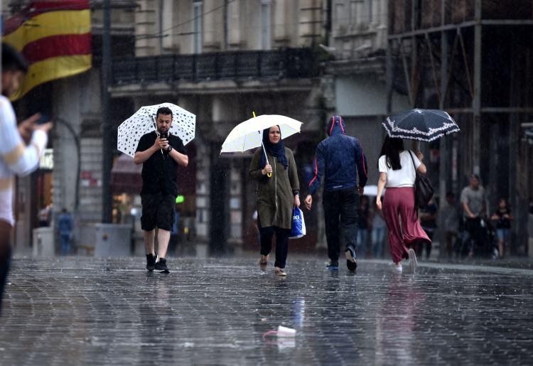 <p><strong>İSTANBUL'DA BEKLENEN YAĞIŞ BAŞLADI</strong></p>

<p>Meteoroloji'nin peş peşe uyarılarının ardından İstanbul'da beklenen sağanak yağış saat 11.30 itibari ile başladı.</p>
