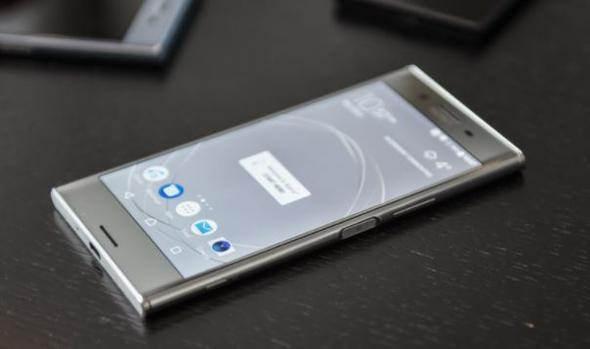 <p>Sony Xperia XZ Premium </p>

<p>Ağırlığı: 195 gram <br />
Ekran çözünürlüğü: 5.46 inç ekran, 3840x2160 piksel çözünürlük</p>
