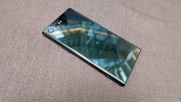 <p>Sony Xperia XZ Premium </p>

<p>Ön kamera: 19 MP<br />
Arka kamera: 13 MP</p>
