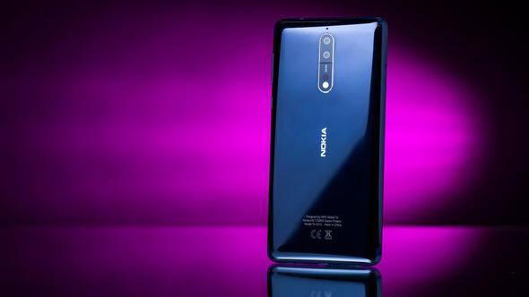 <p>Nokia 8 </p>

<p>Ağırlığı: 160 gram <br />
Ekran çözünürlüğü: 5.3 inç ekran, 1440x2560 piksel çözünürlük</p>
