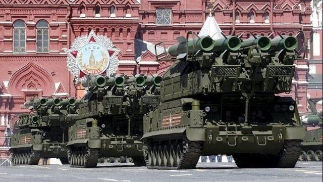 <p>Stockholm International Peace Research Institute'ta yer alan rapora göre, Sovyetler dönemindeki silahlanma hızına emin adımlar ile yaklaşıyor. Zira Rusya, 2006'dan bu yana askeri harcamalarını neredeyse ikiye katladı.</p>

<p>Artan bütçenin de etkisiyle Rusya yeni nesil silahlarının geliştirme çalışmalarına da hız verdi. İşte Rusya'nın yeni nesil savaş makineleri...</p>
