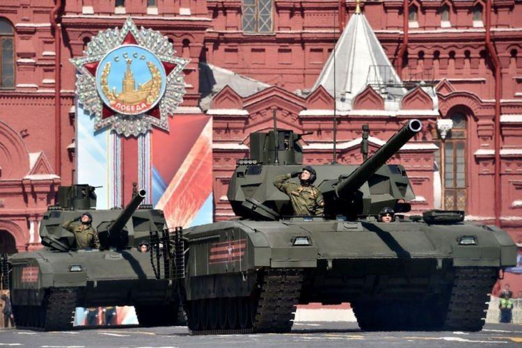 <p>Rusya T-14 Armata 'Super Tank' ile NATO standartlarına ulaştı. 3 mürettebata ev sahipliği yapan tankın topu tam otomatik özelliğe sahip.</p>