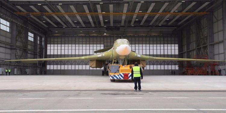 <p>Rusya, 'super bomber' olarak da anılan yeni nesil bombardıman uçağı Tu-160M2 Blackjack'i geçtiğimiz yıl görücüye çıkarmıştı.</p>
