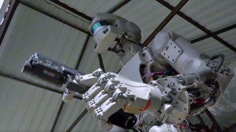 <p>Rusya'da üretilen robot asker FEDOR'un askeri yetenekleri yayınlanan kareler ile ortaya çıktı. Rusya Başbakan Yardımcısı Dmitry Rogozin tarafından paylaşılan görüntülerde FEDOR'un çift silah ile hedefleri başarı ile vurduğu görülüyor.</p>
