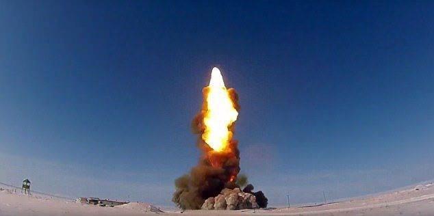 <p>Rusya yeni nesil füze savunma sistemini Kazakistan'ın Sary-Shagan bölgesinde denedi. Başarı ile neticelendiği belirtilen teste ait görüntüler ülke basınında geniş yer buldu.</p>