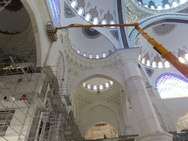 <p>Camide aynı anda 25 bin kişi namaz kılacak. İmanın şartını temsilen 6 minareli inşa edilen caminin üç şerefeli 4 minaresi, Malazgirt Zaferi'ne ithafen 1071 metre, iki şerefeli 2 minaresi ise 90 metre yüksekliğinde.</p>
<p> </p>