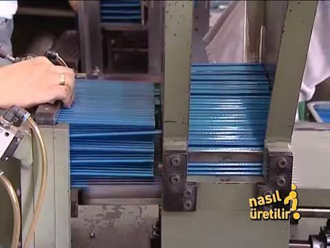 <p>Makineden çıkan kalemler tutkala batırılıyor. Böylece pürüzsüz ve oval bir görünüm elde ediliyor.</p>
<p> </p>