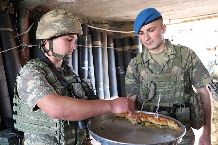 <p><strong>Peygamber ocağında silah arkadaşlarıyla bayramlaştılar</strong></p>

<p>Fındık Ana Üs Bölgesindeki Mehmetçik ile bayram namazını kılan Tabur Komutanı Piyade Komando Yarbay Mesut Arıkanoğlu, vatan toprağının her karışının kutsal olduğunu belirtti. Daha sonra yemekhanede komutanlar ve komandolarla bayramlaşan Yarbay Arıkanoğlu, askerlere hitaben yaptığı konuşmada, Ramazan Bayramı'nı vazife başında kutladıklarını söyledi.</p>
