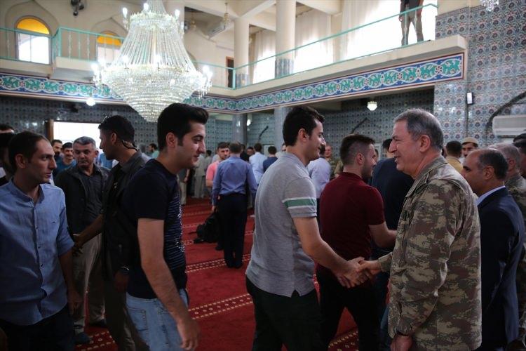 <p>Tugay komutanlığında ramazan ayının son iftarını şehit aileleri, gaziler ve komandolarla yapan Orgeneral Akar, güvenlik güçlerinin en önemli görevinin vatanı korumak ve kollamak olduğunu belirtti.</p>
<p> </p>