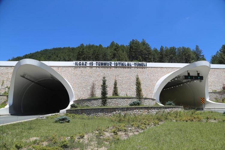 <p>Biri 5 bin 370, diğeri 5 bin 391 metrelik iki tüpten oluşan tünelle, özellikle kış aylarında trafik kazalarıyla gündeme gelen Ilgaz Dağı'nda ulaşım artık daha hızlı ve güvenli sağlanıyor. Tünelin açılmasıyla birlikte sürücüler bölgeden sorunsuz geçerken, kazalarda önemli oranda düşüş yaşandı.</p>
