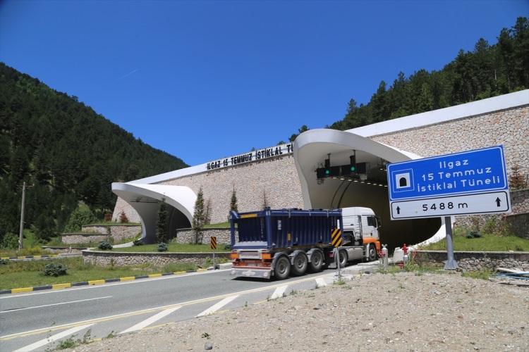 <p><strong>Tünelden bir yılda 1 milyon 249 bin 760 araç geçti</strong><br />
<br />
İç Anadolu'yu Batı Karadeniz'e bağlayan tünelden bir yılda 1 milyon 249 bin 760 araç geçti. Tüneli günlük kullanan ortalama araç sayısı da 3 bin 424 oldu. Ilgaz Dağı'ndaki eski yoldan geçen araç sayısı ise 2015 yılında günlük 2 bin 557 iken, 2017 yılında 176'ya düştü.</p>