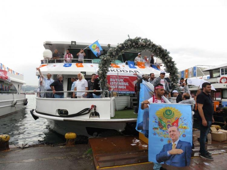 <p>Yenikapı'da gerçekleştirilecek olan Cumhurbaşkanı Recep Tayyip Erdoğan ve Başbakan Binali Yıldırım'ın katılacağı AK Parti'nin "Büyük İstanbul Mitingi"ne katılmak isteyen bazı vatandaşlar deniz yolunu tercih etti. Üsküdar'da Yenikapı'ya gidecek teknelere binmek isteyenler önce arama noktasından geçti. Yolcu tekneleri daha sonra Yenikapı'ya doğru hareket etti. </p>
<p> </p>