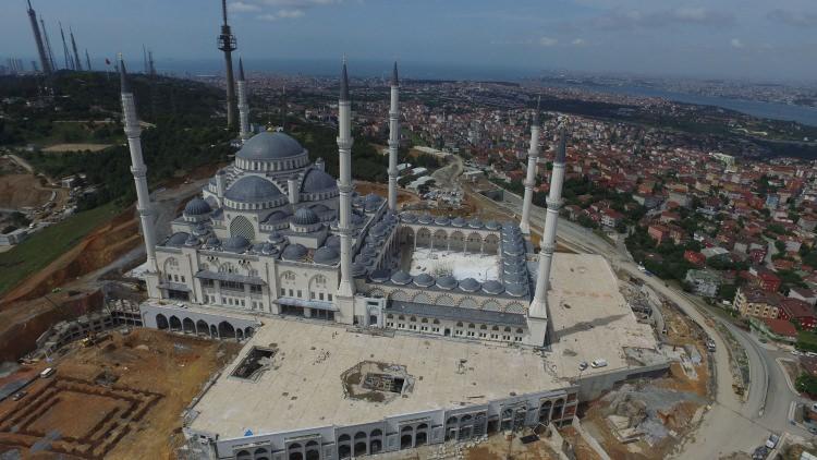<p>İstanbul Cami ve Eğitim-Kültür Hizmet Birimleri Yaptırma ve Yaşatma Derneği Başkanı Ergin Külünk, camide kadınlar için pozitif ayrımcılık yaptıklarını anlattı:</p>
<p> </p>