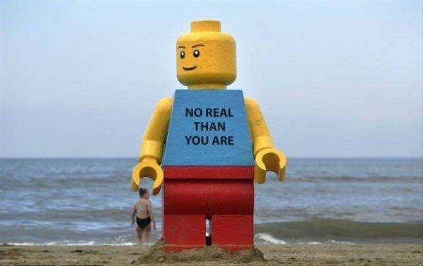 <p><strong>Dev lego adam</strong></p>

<p>80 metre büyüklüğünde, 100 pound değerindeki dev lego, 4 tane plajı gezmiş.</p>
