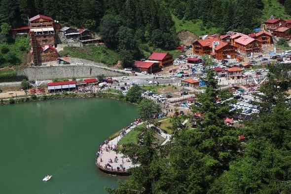 <p>Tabii ve kültürel değerlerin var olması nedeniyle 1989 yılında 'tabiat parkı' ilan edilen Uzungöl, yerli- yabancı turistlerin ilgisini çekiyor. 500 bin metrekare alana sahip olan göl, alabalık ile sazan balığına ev sahipliği yapıyor.</p>
<p> </p>