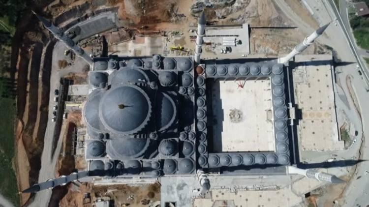 <p>Türkiye’nin en büyük camisinde geri sayım başladı. Çamlıca Camisi’ne, Allah’ın 99 isminin bulunduğu mavi camlar da monte edildi. </p>
