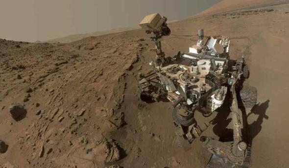 <p>NASA birka&ccedil; yıldır, Mars İklim Uydusu projesi de dahil olmak &uuml;zere toplamda 125 milyon dolar harcadı. Maliyet, uzaydaki araştırma ve geliştirmelerden kaynaklanmaktaydı. Araştırma başlangı&ccedil;ta, Mars&rsquo;ta iklim &ccedil;alışması yapmak ve g&ouml;rev kontrol&uuml;ne atmosfer veya y&uuml;zey değişiklikleri bildirmek i&ccedil;in tasarlanmıştı. Hesaplama hatası nedeniyle keşif robotu ile irtibat kayboldu. Proje &uuml;zerinde &ccedil;alışan farklı grupların &ccedil;oğu, standart metrik &ouml;l&ccedil;&uuml;mler kullanırken; burada &ccedil;alışanlar in&ccedil; ve metre kullandı. Bu durum, koordinatların hatasına yol a&ccedil;tı ve Mars İklim Uydusu atmosferde aşırı al&ccedil;ak seyrederek yok oldu.</p>
