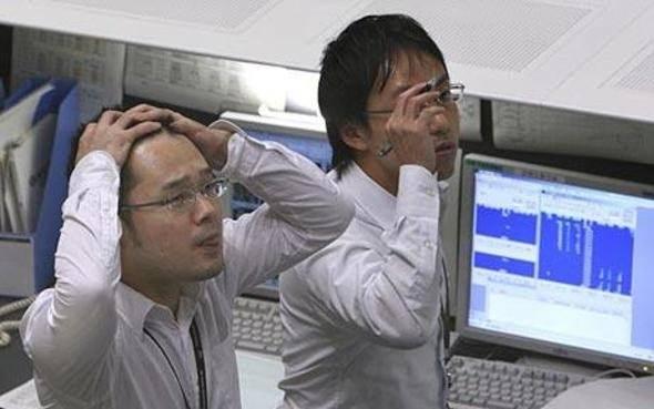 <p>2003 yılında Japon firması Mizuho Securities, Tokyo Menkul Kıymetler Borsası &uuml;zerinden J-Com Co şirketinin bir hissesini satmak istedi. Mizuho Securities paylaşım i&ccedil;in 610.000 &yen;, yaklaşık 5.000 dolar koydu. Ama satışı y&uuml;r&uuml;tmekten sorumlu kişi, bir yazım hatası yaptı ve bunun yerine sadece 1 Yenden 610.000 hisse sıraladı. Hatalı sıralanan hisselerin sayısısı, J-Com Co&rsquo;nin mevcut toplam hisselerinin ger&ccedil;ek sayısını, 40 kat ge&ccedil;iyordu. Tokyo Menkul Kıymetler Borsası h&acirc;l&acirc; Mizuho Securities&rsquo;a karşı protestolarını s&uuml;rd&uuml;r&uuml;yor. Sonunda şirket bu hatayla yaklaşık 225 milyon dolar kaybetti.</p>
