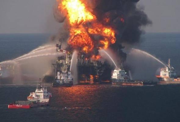 <p>1988 yılında petrol kulesinin bakım &ccedil;alışması yapılacakken iletişimsizlikten &ouml;t&uuml;r&uuml; operat&ouml;r petrol ve gaz &ccedil;ıkarmaya devam kararı aldı. Bu iletişimsizlik &ccedil;ok pahalıya mal oldu. Patlama sonucunda şirket, tazminat ve sigortalar dahil 14 milyar dolar kasasından &ccedil;ıkardı. Patlamada sadece parasal kayıp yoktu. Patlama aynı zamanda, petrol platformunda bulunan 167 iş&ccedil;inin &ouml;l&uuml;m&uuml; ile sonu&ccedil;landı.</p>
