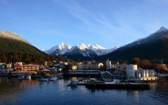 <p>19. y&uuml;zyılın sonlarında, Rus İmparatoru II. &Ccedil;ar Alexander , Alaska'nın sert ve soğuk ikliminden dolayı ilgilenemedi. ABD tarafından Alaska'nın zorla ele ge&ccedil;irilmesinden korkan &Ccedil;ar, geniş toprakları Mart 1867'de sadece 7 milyon dolar karşılığında ABD'ye satmaya karar verdi. Doğalgaz ve &ccedil;eşitli kaynaklara sahip Alaska'yı satmış olmasıyla Rusya, milyar dolarların &uuml;zerinde para kaybetti.</p>
