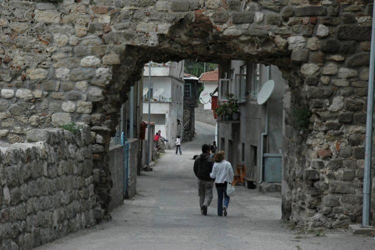<p>Ayrıca, mutfak kültürümüz de önem arz ediyor. Tabii küresel ısınmanın da etkisiyle Karadeniz'e olan ilgi fazlalaşıyor. Amasra, sadece denizi değil, tarihi, balık ve salata ağırlıklı mutfak kültürüyle turistlerin ilgisini çekiyor. Burada turizm fuarlarına katılmamız da önemli etken oluyor."</p>