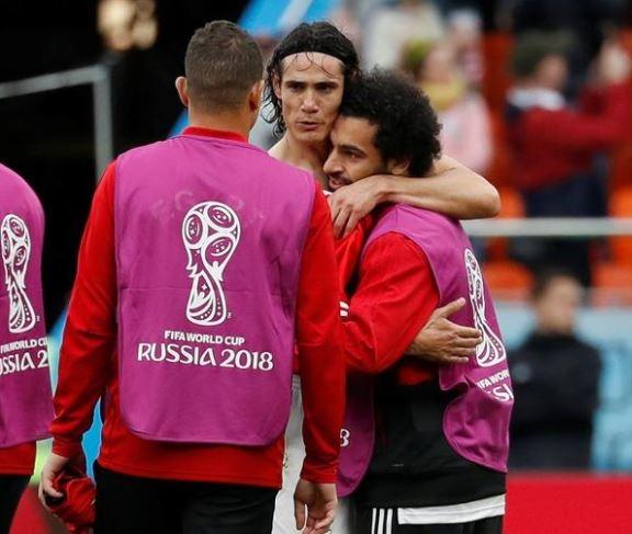 <p>Mısır'ın, Uruguay'a 1-0 yenildiği maçta sakatlığı nedeniyle forma giyemeyen yıldız futbolcu Mohamed Salah, karşılaşma sonrasında büyük üzüntü yaşadı. Salah'ı, Uruguaylı futbolcular teselli etti.</p>
