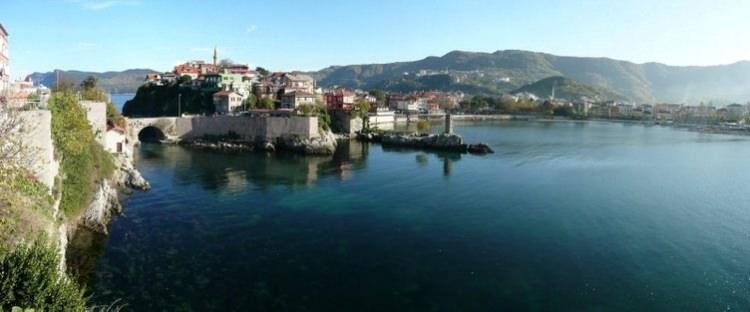 <p>Amasra Belediye Başkanı Emin Timur, AA muhabirine yaptığı açıklamada, Helenistik çağdan Selçuklu ve Osmanlı dönemlerine kadar çok sayıda tarihi eserin bulunduğu ilçenin, 3 bin yıllık tarihiyle turistlerin ilgisini çektiğini söyledi.</p>
<p> </p>