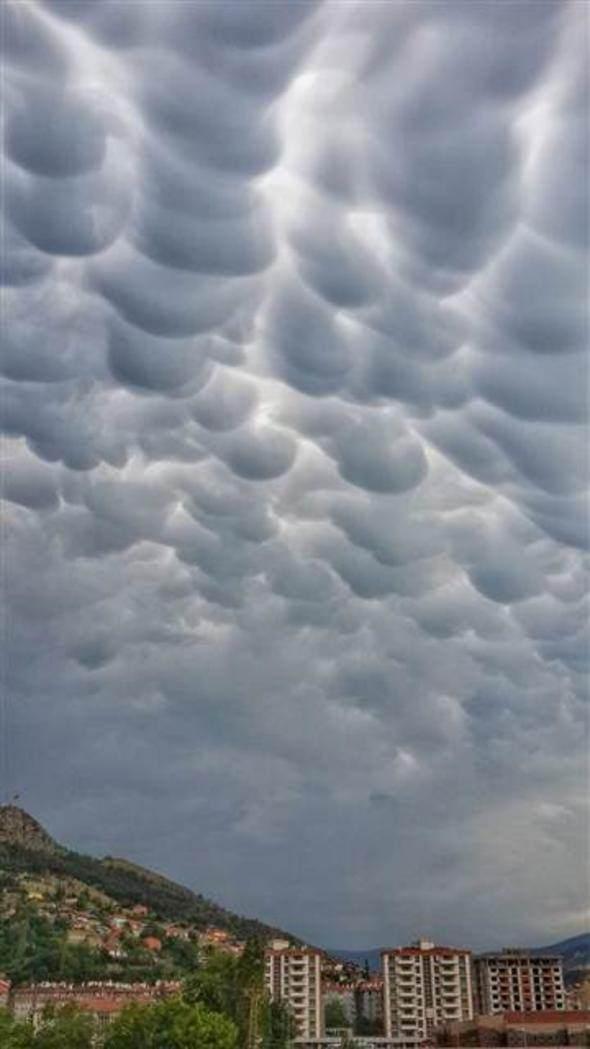 <p>Genelde şiddetli fırtınalar öncesinde bulutların oluşturduğu manzaranın adı bilimsel olarak 'Mammatokümülüs' olarak biliniyor.</p>

<p> </p>
