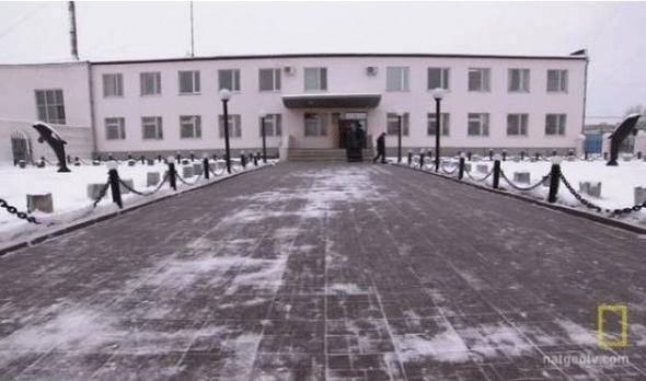 <p>Bu gardiyanlar ise yıllardır, her 15 dakikada bir h&uuml;creleri kontrol ediyorlar.</p>

<p>&nbsp;</p>
