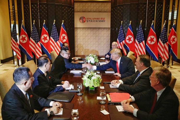 <p>Donald Trump, Kim Jong-un ile Singapur'daki tarihi zirvede baş başa görüştü. Görüşme 38 dakika sürdü ve taraflar "ilişkiler harika" yorumunu yaptı.</p>
