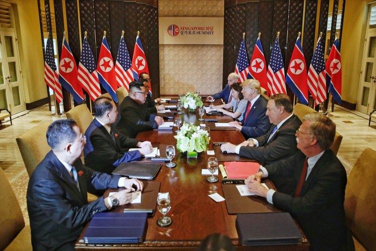 <p><strong>38 DAKİKA SÜRDÜ</strong></p>

<p>ABD Başkanı Trump ile Kuzey Kore lideri Kim, Singapur'un Sentosa Adası'ndaki Capella Otel'de 38 dakika süren baş başa bir görüşme gerçekleştirdi.</p>

