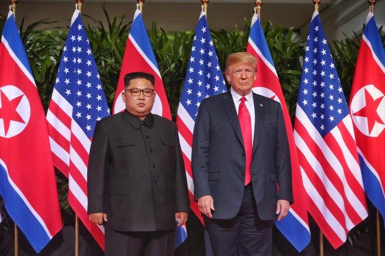 <p>Trump ile Kim'e sadece birer tercümanın eşlik ettiği buluşmanın ardından heyetler arası görüşmenin yapılacağı odaya geçerken iki lider basın mensuplarının yoğun sorularıyla karşılaştı.</p>

<p> </p>
