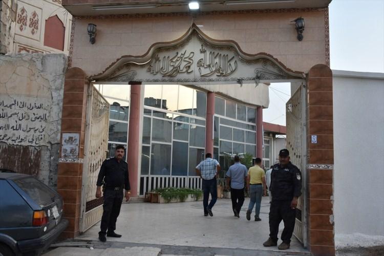 <p><strong>Kerkük'te Ramazan Bayramı</strong></p>
<p>Irak'ın Kerkük kentindeki Müslümanlar, Ramazan Bayramı namazını kılmak için Musalla semtindeki Avcı Camisi'nde akın etti. Cami girişinde güvenlik önlemler alındı.</p>