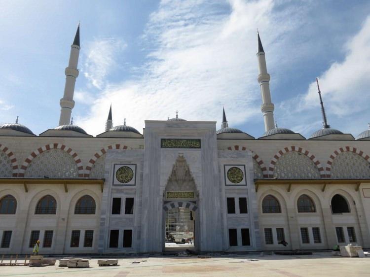 <p>Caminin bizim için sosyal anlamda en önemli özelliği, kadınlara yönelik pozitif kısmı.</p>
<p> </p>