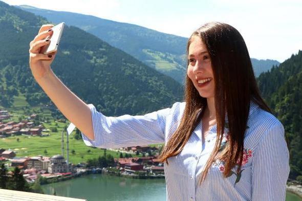 <p>Uzungöl'ün 10 kilometre güneyinde 3 bin metre yükseklikte Holdizon Dağları'nda, Balıklıgöl çevresinde yürüyüş yapılabiliyor, vahşi doğa şartlarında yaban hayatı izlenebiliyor.</p>
<p> </p>
