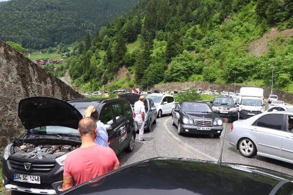 <p>Göl kıyısında yürüyüş yapan, macera parklarında eğlenen turistler, doğanın keyfini çıkarırken, özçekim de yaptı.</p>
<p> </p>