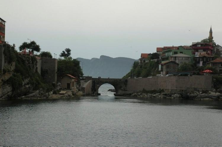 <p>"2009'da yılda 100 bin civarında turist ağırlayan ilçemiz, son yıllarda 600-700 bin sayısına ulaştı ve önümüzdeki 5 yıl içinde milyonları bulacaktır. Amasra Batı Karadeniz'in önemli destinasyonlarından biri.</p>