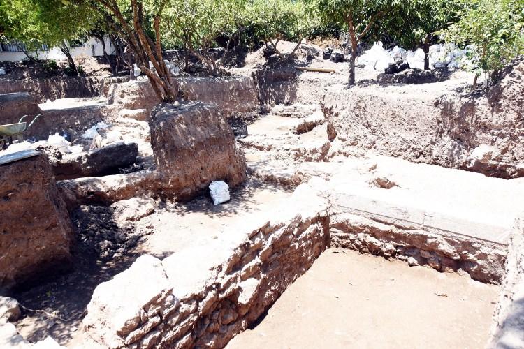 <p>Eskiçeşme Mahallesi Poyraz Sokak’ta yaklaşık 1 dönüm arazi üzerine yapılacak villaların temel kazısında, 3 hafta önce, 1800 bin yıllık tarihi kalıntılara rastlandı. </p>

<p> </p>

