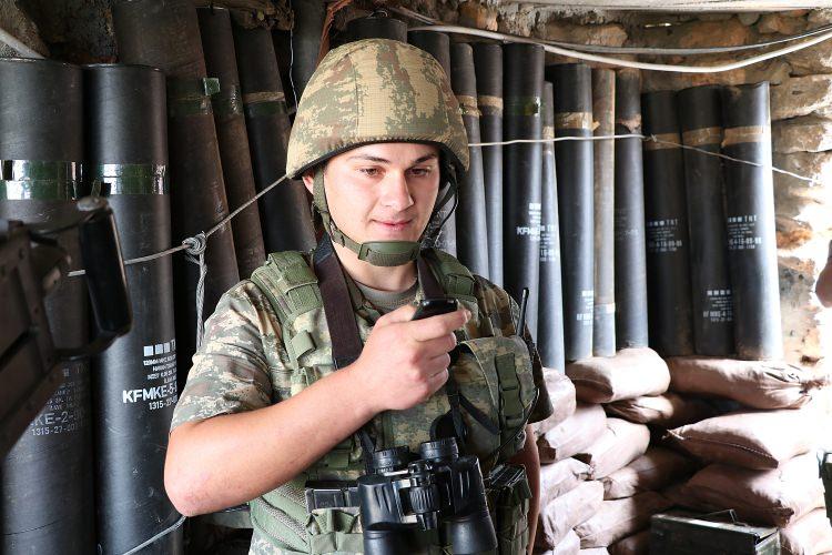 <p><strong>"Yüce Türk milletinin bayramı kutlu olsun"</strong></p>
<p>Piyade sözleşmeli er Semih Yorulmaz, bayramda görevlerini yapmaya devam ettiklerini söyledi. "Bu mübarek bayram gününde her ne kadar ailemden uzak olsam da şehit kanlarıyla sulanmış aziz vatanımızın birlik ve beraberliği için görev yapmanın düşüncesiyle mutlu ve gururluyum. Bayramlar birlik ve beraberlik demektir. Birlik ve beraberliğin temeli de aile olmaktan gelir. Görev yaptığım üs bölgemde komutanlarım ve silah arkadaşlarımla bir aileyiz." ifadelerini kullanan Yorulmaz, ailesi ve şehit aileleri ile gaziler başta olmak üzere tüm milletin bayramını kutladığını dile getirdi.</p>
