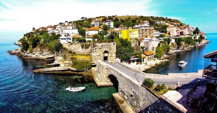 <p>Tarihi yapıları, doğal güzellikleri ve mutfak kültürüyle ünlü Bartın'ın Amasra ilçesine Ramazan Bayramı'nda 60 bin turistin gelmesi bekleniyor.</p>
<p> </p>