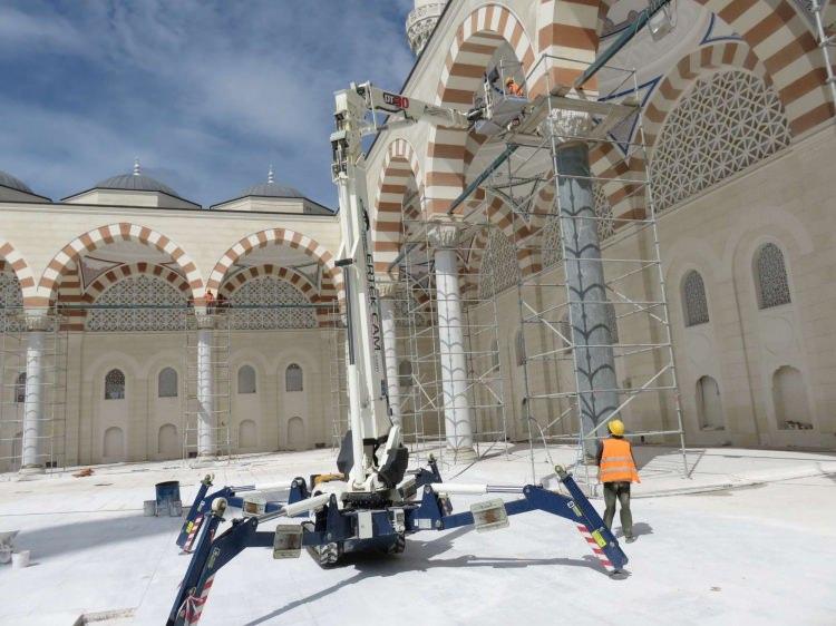 <p>Projemizin konsept mimarı iki kadın mimar. Kadınların abdest alma mahallinde kişisel bakım odası, çocuk emzirme odası, çocuk bakım odası yer alacak. Kadınlar kendilerine özel asansörlerle camideki mahfil katlarına çıkacak. Mahfil katları halısının renginden, duvardaki yazısına kadar kadınlara göre dizayn edildi."</p>

<p> </p>
