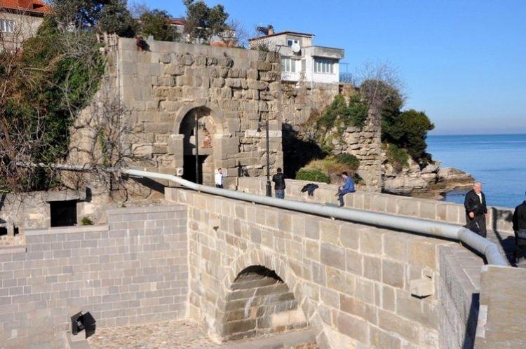 <p>Amasra Kalesi ile 2015'te UNESCO Dünya Miras Geçici Listesi'ne dahil edilen, el değmemiş koyları, temiz kumsalları, az dalgalı denizi ve doğayla bütünleşen güzelliklerinin yanı sıra balık ağırlıklı mutfak kültürüyle yerli ve yabancı turistlerin ilgisini çeken Amasra'da, bayram için alınan rezervasyonlarla otel ve pansiyonlarda doluluk oranı yüzde 90'a ulaştı.</p>
<p> </p>