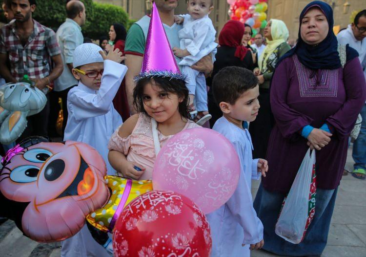 <p><strong>Mısır'da Ramazan Bayramı</strong></p>
<p>Mısır'daki Müslümanlar, Ramazan Bayramı namazını kılmak için başkent Kahire'deki Sultan Hasan Camisi'ne akın etti. Aileler namaz sonrası çocuklarına balon alıp bayramlarını kutladı.</p>