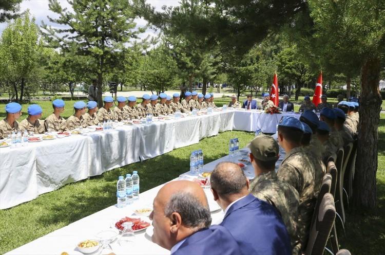 <p>Yıldırım, burada 3. Ordu Komutanı Orgeneral İsmail Serdar Savaş tarafından karşılandı. Tören mangasını selamlayan Yıldırım, Mehmetçik ve güvenlik korucularıyla kahvaltıda bir araya geldi.</p>
