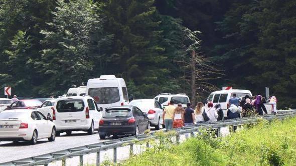 <p>İşletme sahibi Gökhan Kazaz ise "Yol eksikliğinden dolayı burada kaldık. Yokuş çıkarken dur- kalk yapan araçların çoğu arıza verdi. Uzungöl’ün trafik çilesinden kurtulması için merkezden geçmeyen bir alternatif yol yapılması gerekiyor" diye konuştu.</p>
<p> </p>