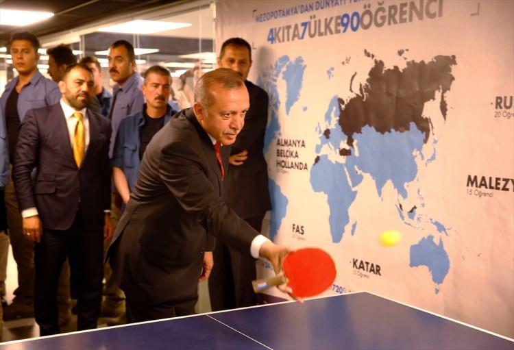 <p>Gençlerin çalışmalarını inceleyen Cumhurbaşkanı Erdoğan, gençlerle masa tenisi oynadı Dombra müziğini dinledi.</p>

<p> </p>
