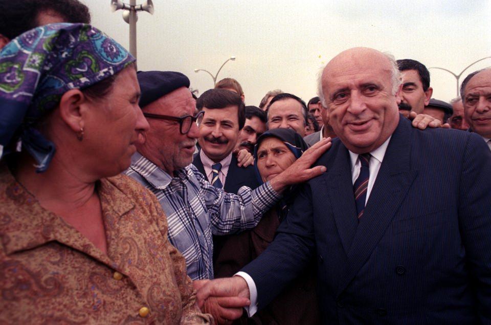 <p>DYP Genel Başkanı Süleyman Demirel 15 Haziran 1989'da Bulgaristandan zorunlu göç ettirilen soydaşlarımız için kurulan çadır kentleri ziyaret etti. </p>
