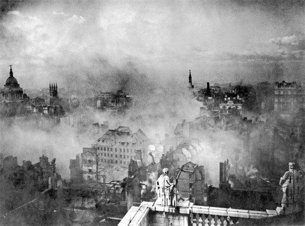 <p>Britanya'nın Almanya tarafından aralıksız bombalanmasının ardından dumanlar altında kalan Londra. </p>
