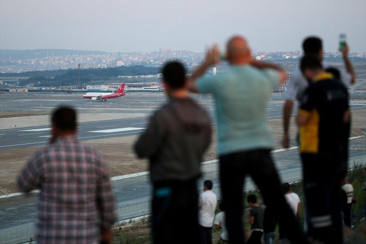 <p>Cumhurbaşkanı Recep Tayyip Erdoğan'ı taşıyan "TC-ANK" adlı uçak, dünyanın sıfırdan yapılan en büyük havalimanı projesi İstanbul Yeni Havalimanı'na ilk inişi yaptı.</p>

<p>İşte tarihi kareler...</p>
